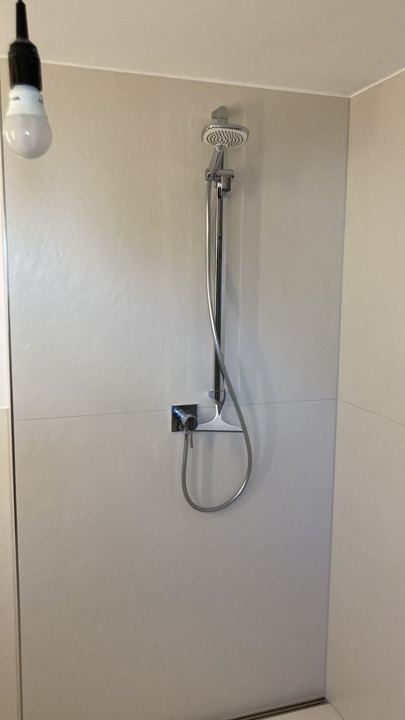 Bodengleiche Dusche in Sandtönen – Großformat & Wandarmatur
