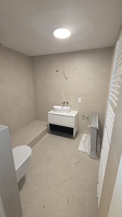 Badrohbau mit Großformatfliesen – Boden & Wand in Beige