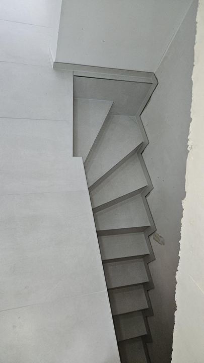 Treppe mit Feinsteinzeug – Treppenbelag in Hellgrau