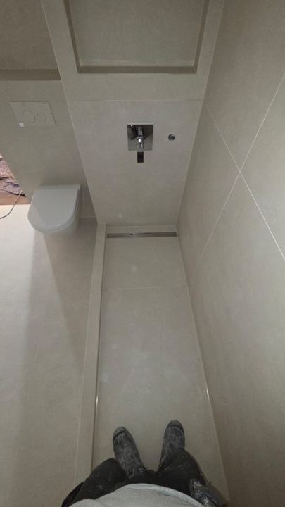 Walk-In-Dusche mit Rinne – Großformat in Creme