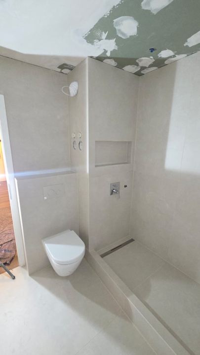Dusche & WC in Creme – Bodengleiche Dusche
