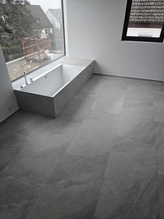 Moderne Badewanne am Fenster