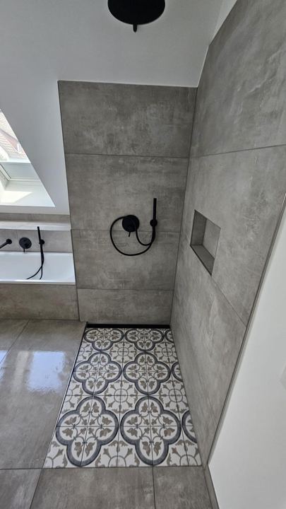 Dusche mit Zementfliesen-Optik – Ornament-Boden & Betonoptik