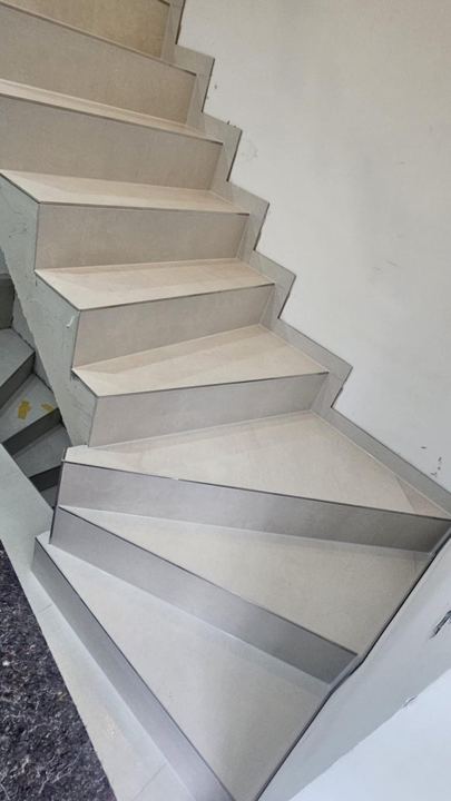 Gewendelte Treppe – Feinsteinzeug-Stufen