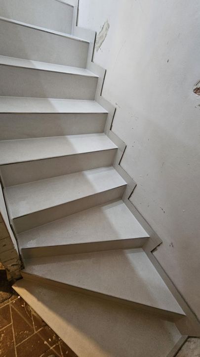 Treppe im Rohbau belegt – Stufenplatten in Hellgrau