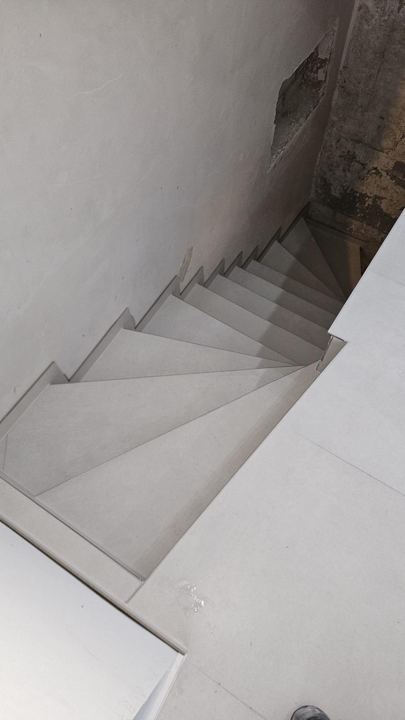 Treppe nach unten – Feinsteinzeug-Treppenbelag