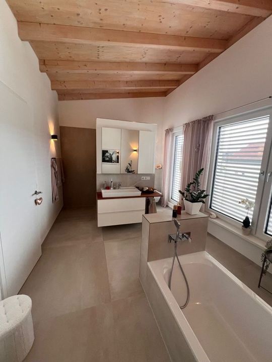 Offenes Bad mit Holzdecke – Waschtisch & Badewanne