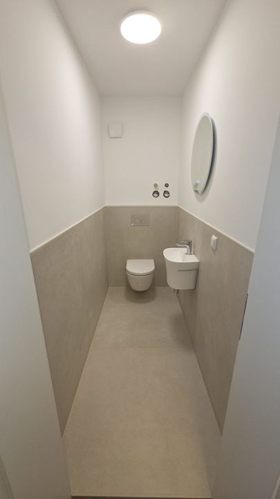 Gäste-WC in Beige – Halbhohe Wandfliesen