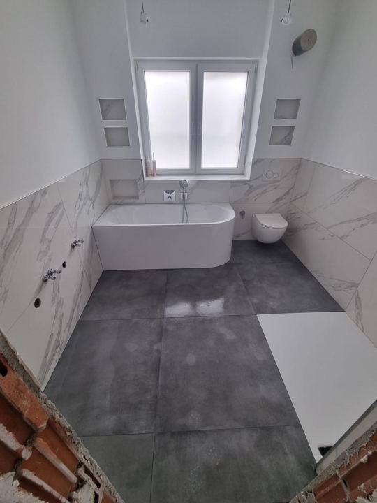 Badezimmer mit Badewanne & Fenster