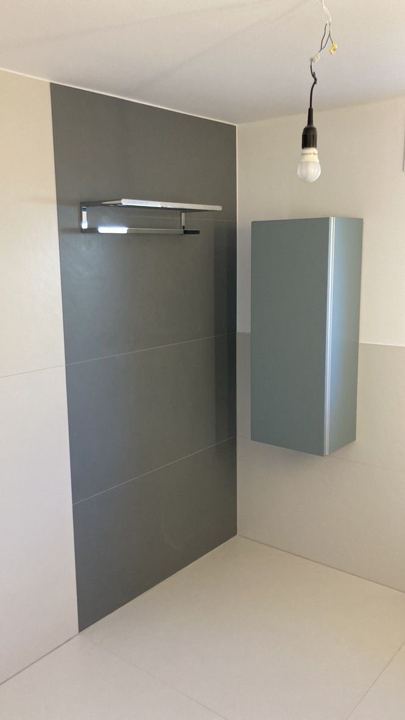 Akzentwand in Grau – Großformatplatten