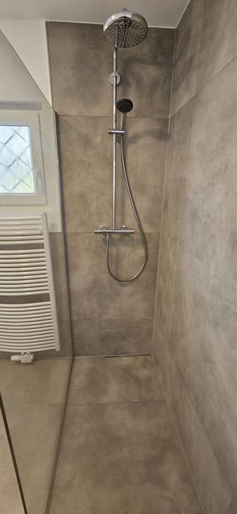 Regendusche in Betonoptik – Bodengleich & fugenarm