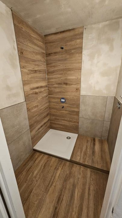 Dusche in Holzoptik – Holzoptik-Fliesen