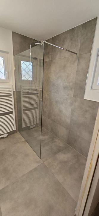 Walk-In-Dusche mit Glaswand – Betonoptik in Grau