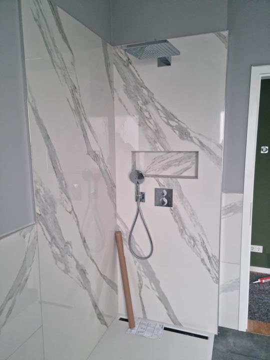 Dusche in Marmoroptik – Wandnische & Thermostat