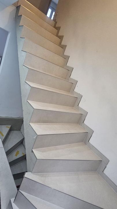 Lange Treppe in Feinsteinzeug – Treppenbelag
