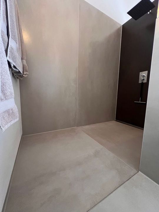 Fugenarme Dusche in Taupe – XXL-Wandplatten