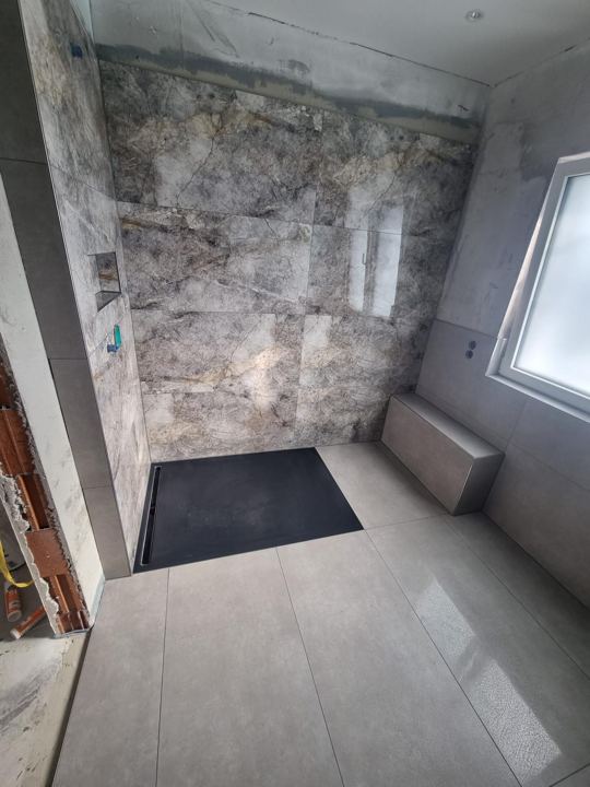 Dusche in Natursteinoptik – Großformat & Sitzbank