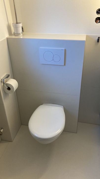 Wand-WC mit Vorwand – Großformat in Weiß