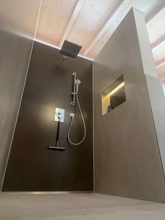 Dusche mit Akzentwand – Dunkle Platten & Lichtnische