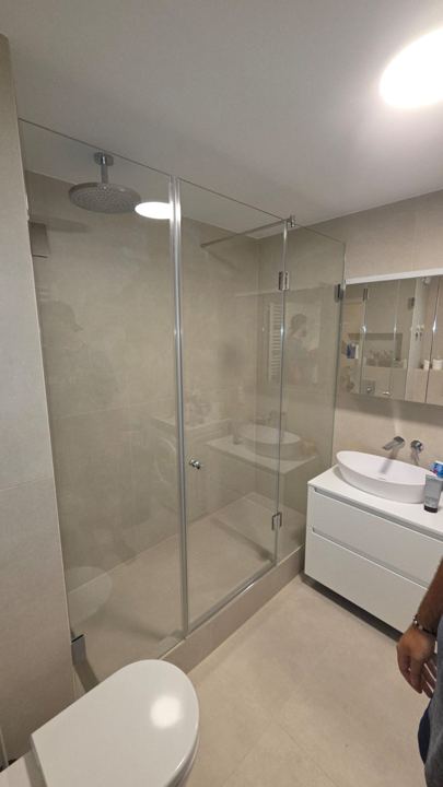Dusche mit Glastür – Helle Großformatfliesen