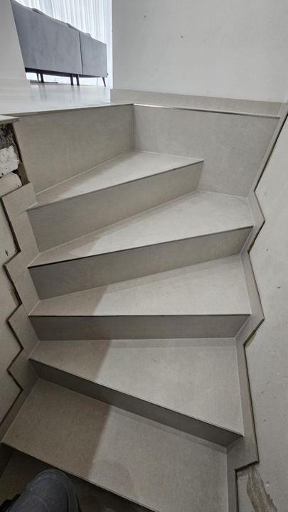 Treppenstufen in Feinsteinzeug – Gewendelte Treppe