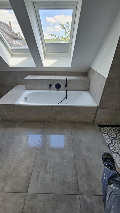 Badewanne mit schwarzen Armaturen – Dachfenster & Großformat