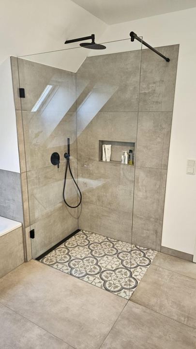Walk-In-Dusche mit Ornament – Glaswand & Zementfliesen-Optik