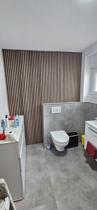 Bad mit Akustikpaneel-Wand – Betonoptik & Holz