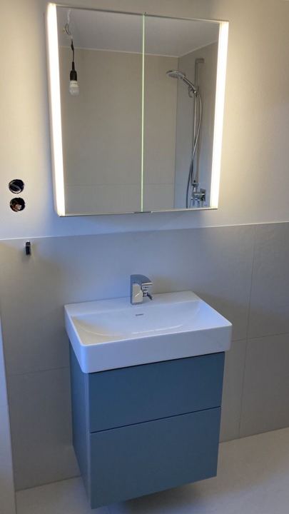 Waschtisch mit Spiegelschrank – Halbhohe Wandfliesen