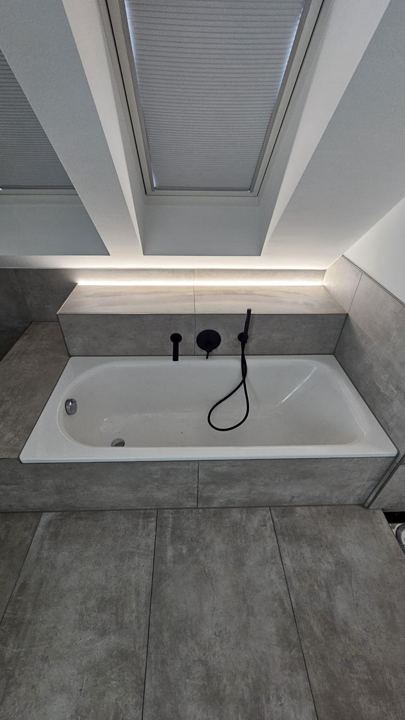 Badewanne mit LED-Licht – Dachschräge & Großformat
