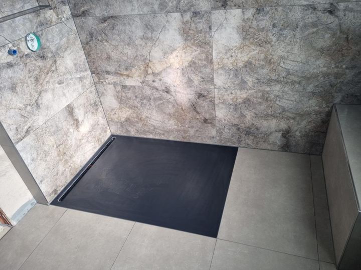 Dusche mit Steinwand – Natursteinoptik & Duschfläche