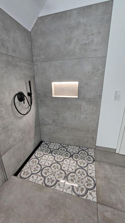 Dusche mit Ornament-Boden – Lichtnische & Großformat