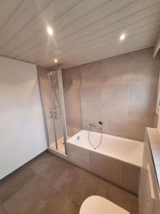 Bad mit Wanne & Dusche – Fliesen in Erdtönen
