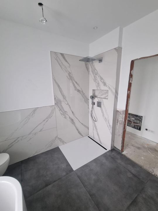 Walk-In-Dusche in Marmoroptik – Dunkler Boden & Glasbereich