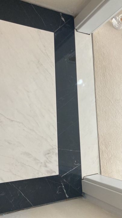 Marmorplatten mit Fries – Detail Plattenverlegung