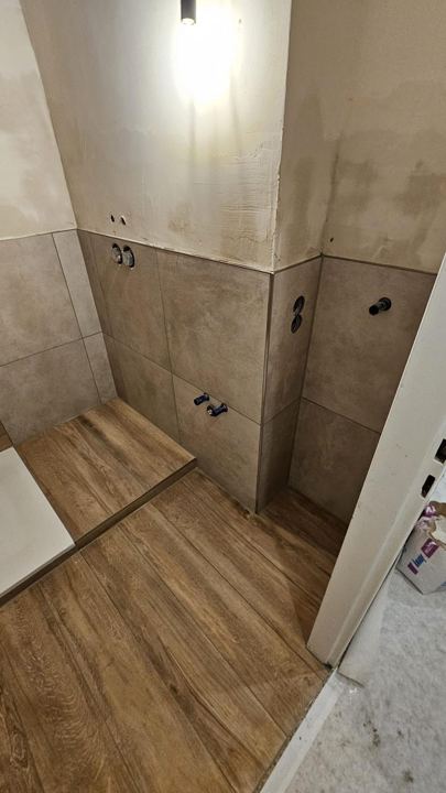 Bad in Holz- & Steinoptik – Ausbau Dusche
