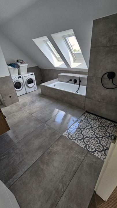 Dachgeschoss-Bad mit Wanne – Großformat & Ornament